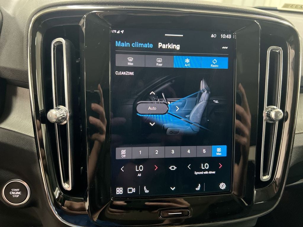 2024 Volvo XC40 B5 Plus Dark Theme