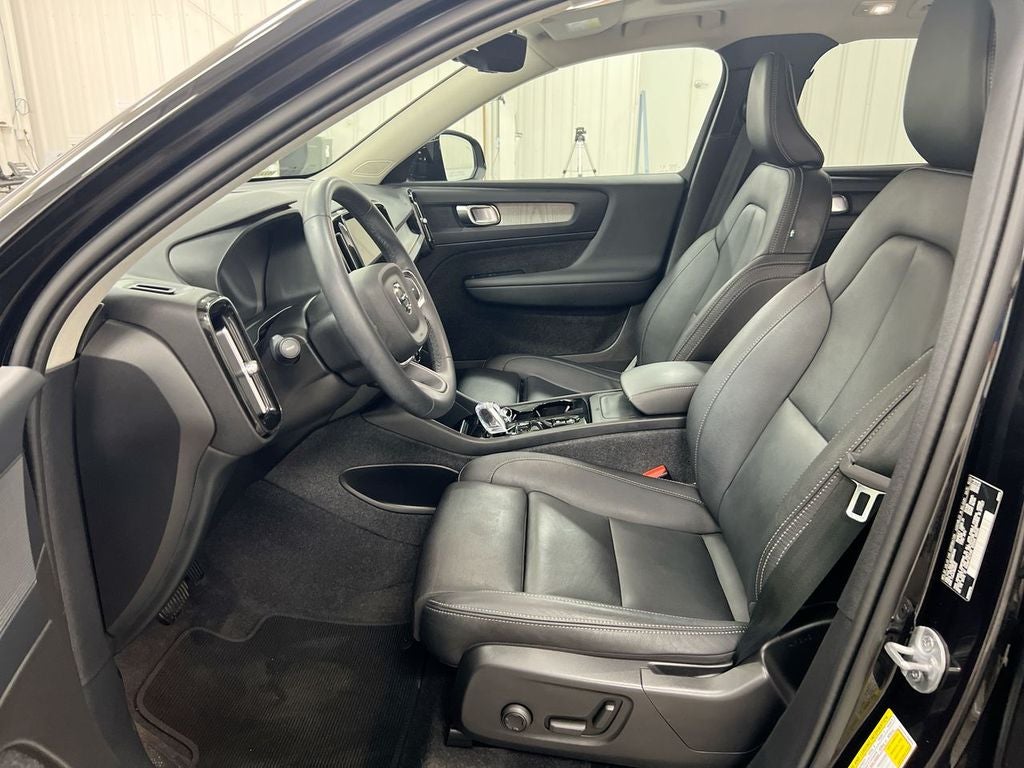 2024 Volvo XC40 B5 Plus Dark Theme