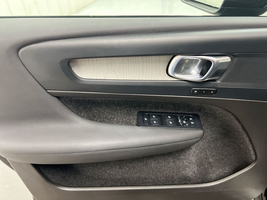 2024 Volvo XC40 B5 Plus Dark Theme