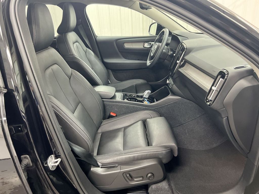 2024 Volvo XC40 B5 Plus Dark Theme