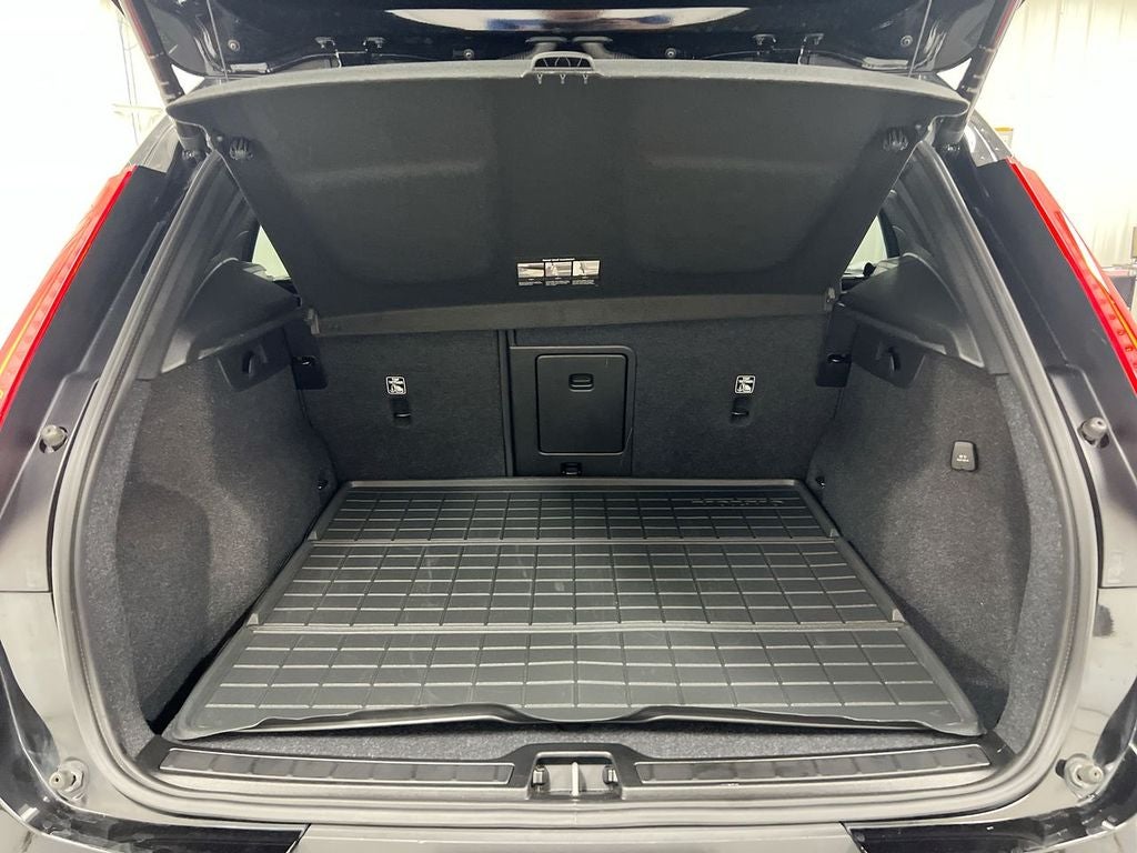 2024 Volvo XC40 B5 Plus Dark Theme